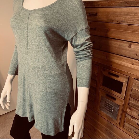 LUCY & LAUREL Sage Green Top size M - Picture 2 of 14
